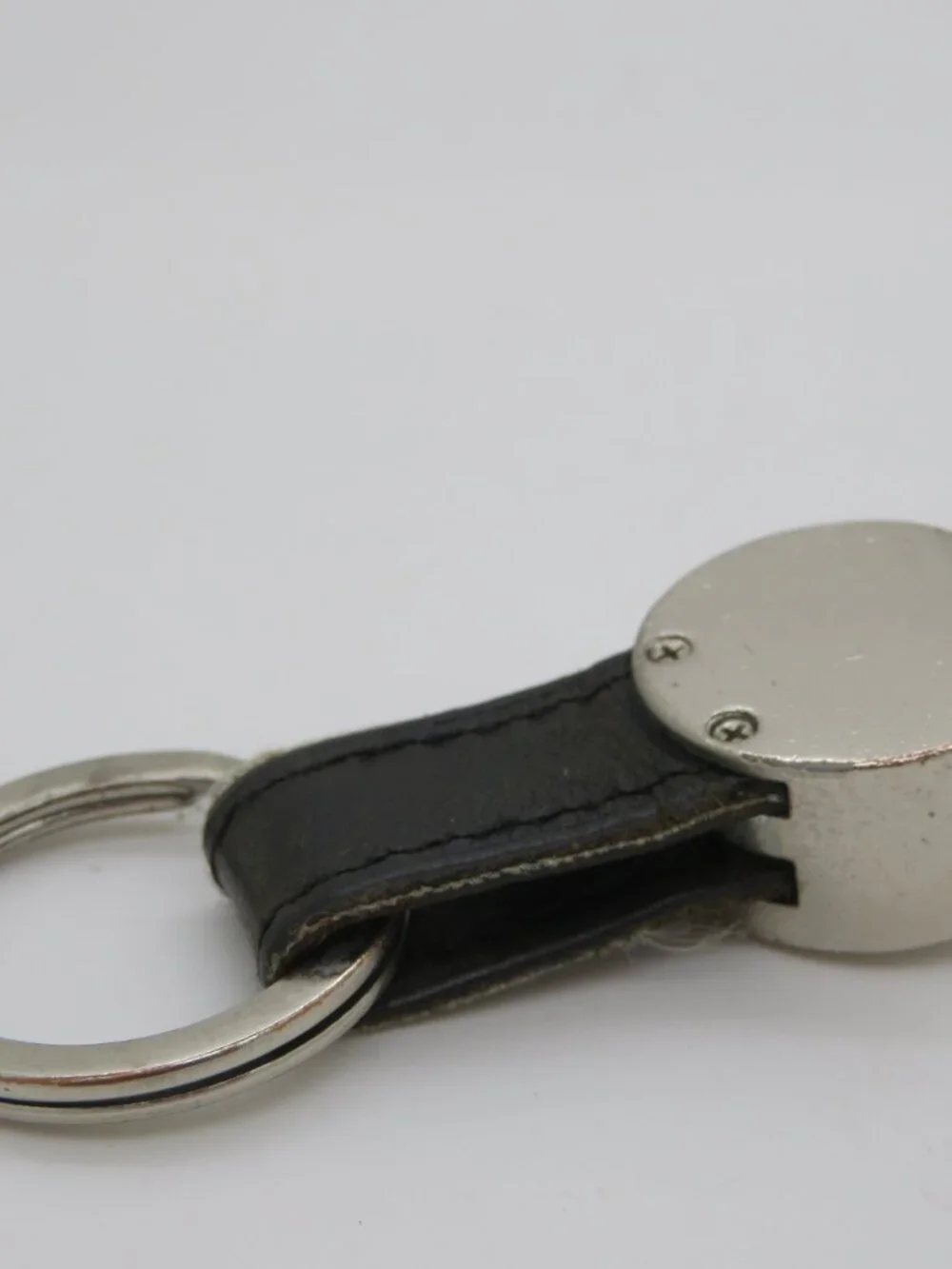 Tumi MCMLXXV Logo Black Leather Strap Silver‑Tone Metal Key Fob Key Ring